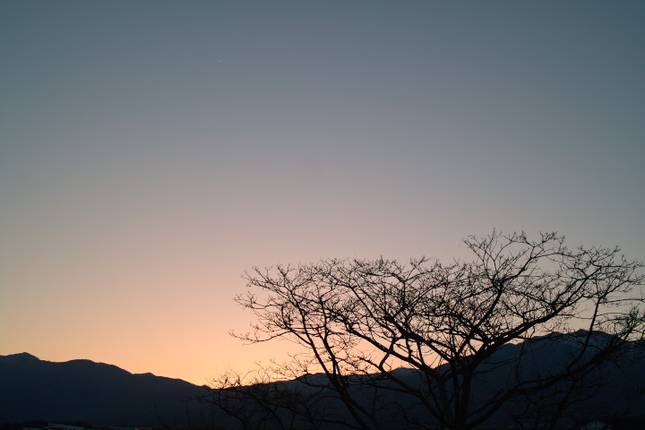 [空の写真] 日没と繊月（伊那市） - 2011/4/6（水）