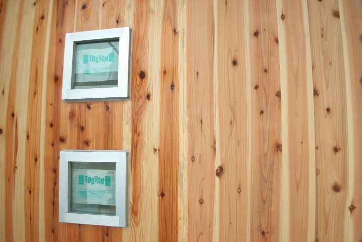 [施主施工8 外壁塗装＋珪藻土] コルクボード貼りと玄関木部分の塗装と珪藻土のひび - 2012/1/15（日）