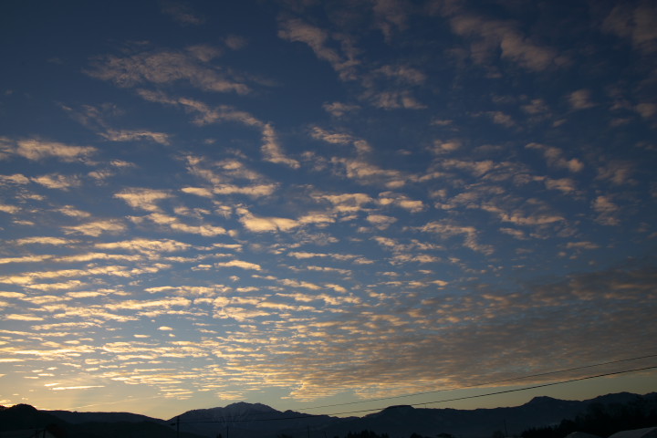 仙丈ヶ岳と朝の雲の写真