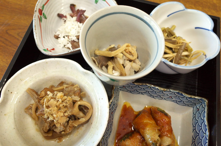 千代田荘（伊那市高遠町；山菜と茸の宿）の料理の写真とか