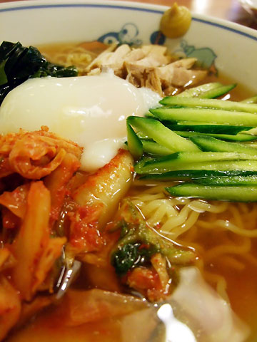 韓国風冷麺（キムチ入りピリ辛スープ）の料理の写真とか