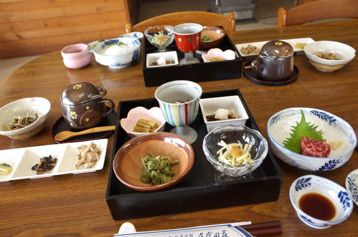 千代田荘（伊那市高遠町；山菜と茸の宿）の料理の写真とか